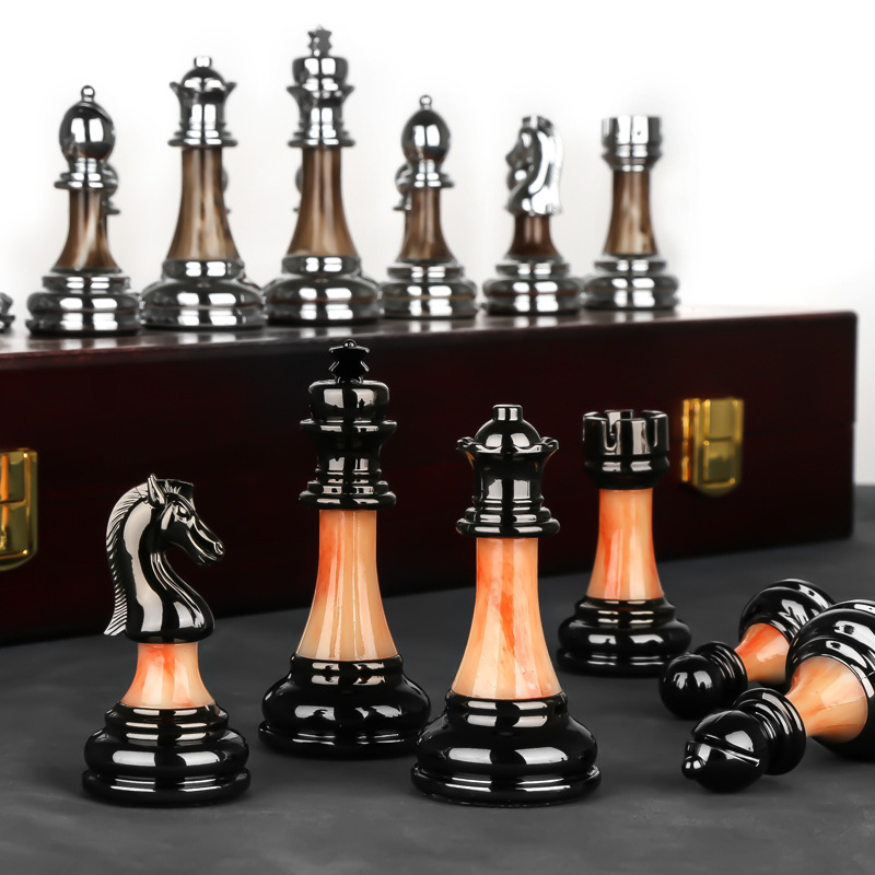 EliteCheckmate - Luxe metalen schaakspel met een groot hardhouten bord