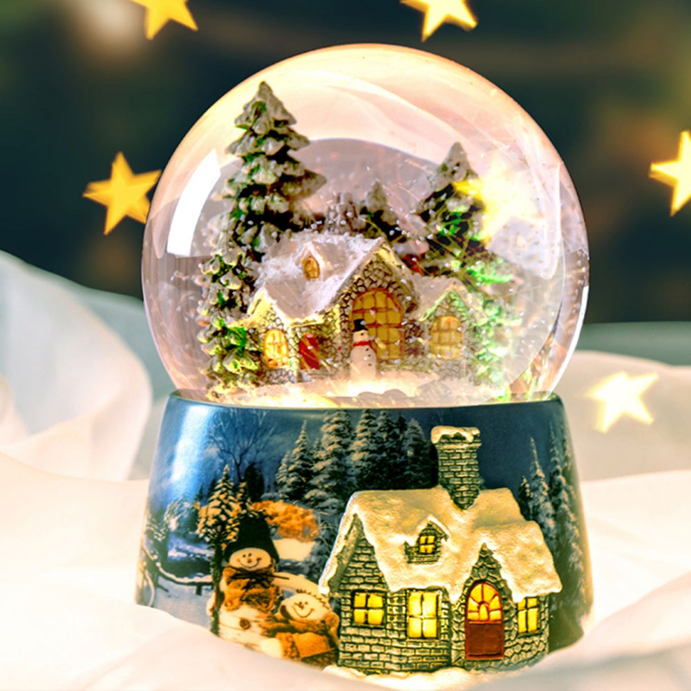 MerryGlow - Mooie kristallen kerstbal met sneeuwpop, huis en boom