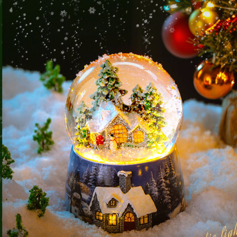 MerryGlow - Mooie kristallen kerstbal met sneeuwpop, huis en boom