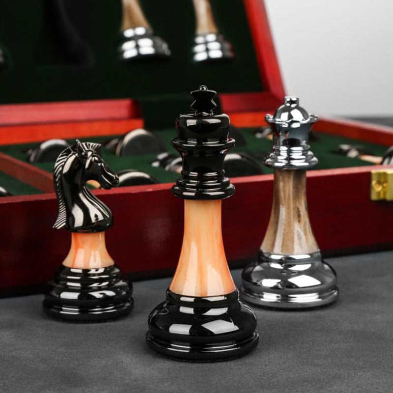EliteCheckmate - Luxe metalen schaakspel met een groot hardhouten bord