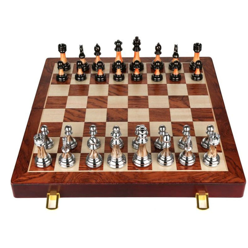 EliteCheckmate - Luxe metalen schaakspel met een groot hardhouten bord