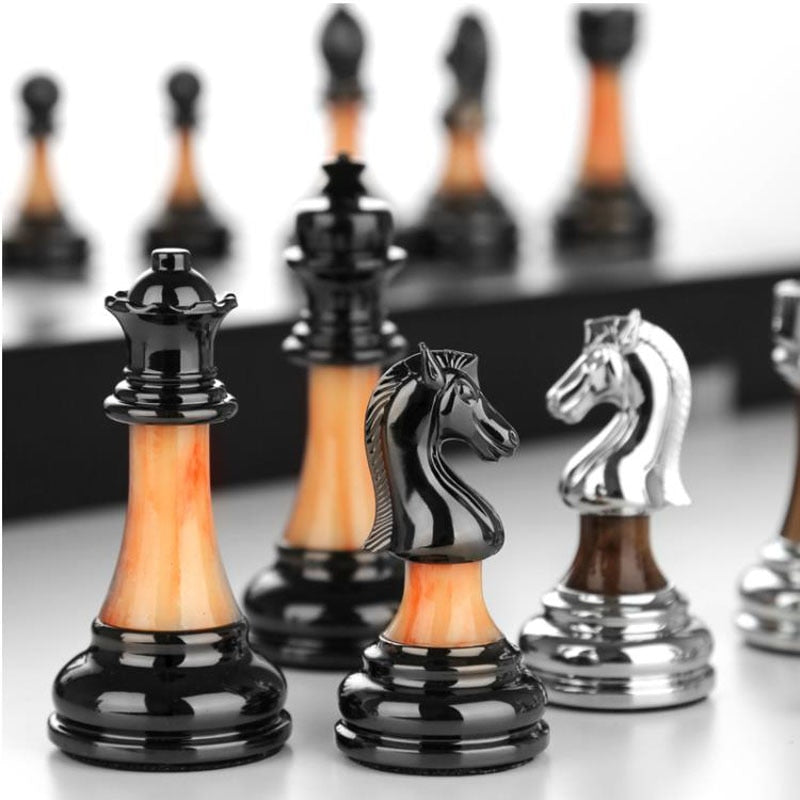 EliteCheckmate - Luxe metalen schaakspel met een groot hardhouten bord