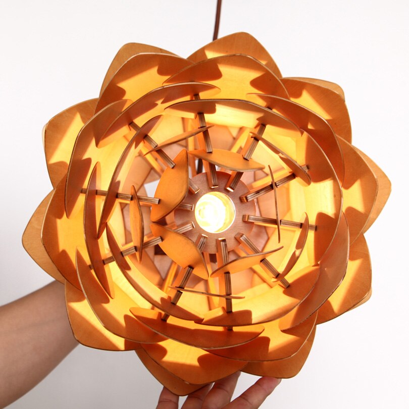 PineFusion - Handgemaakte houten plafondlamp met dennenappel