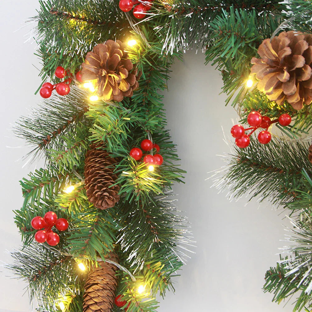 HolidayCharm - Elegante kerstguirlande met bessen en dennenappels