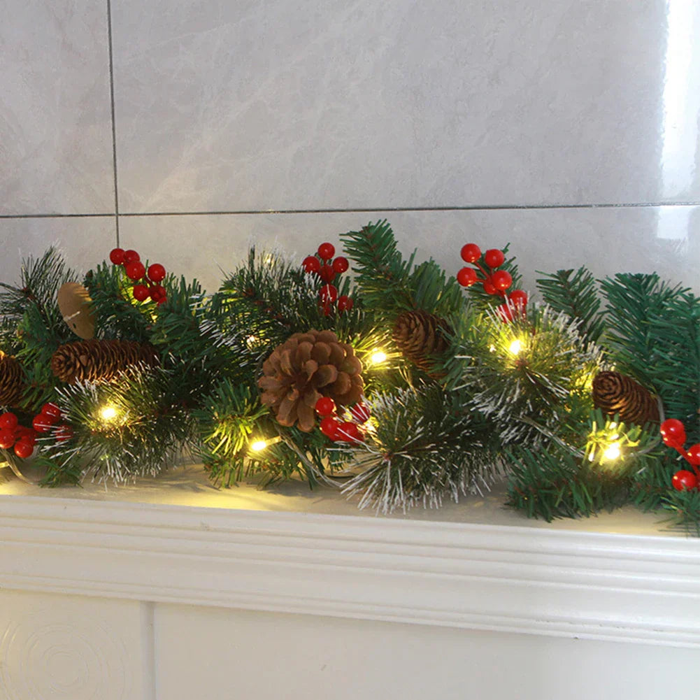 HolidayCharm - Elegante kerstguirlande met bessen en dennenappels
