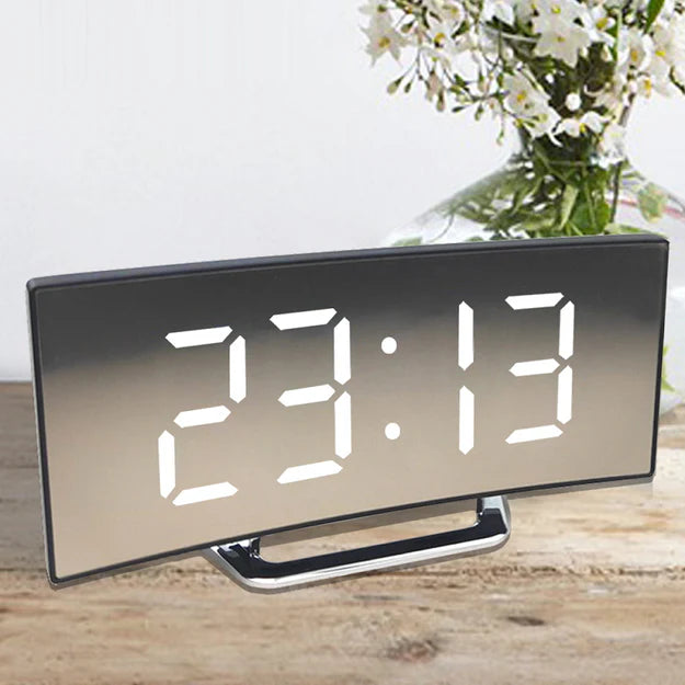 ClarityClock - Modern LED klok met gebogen display