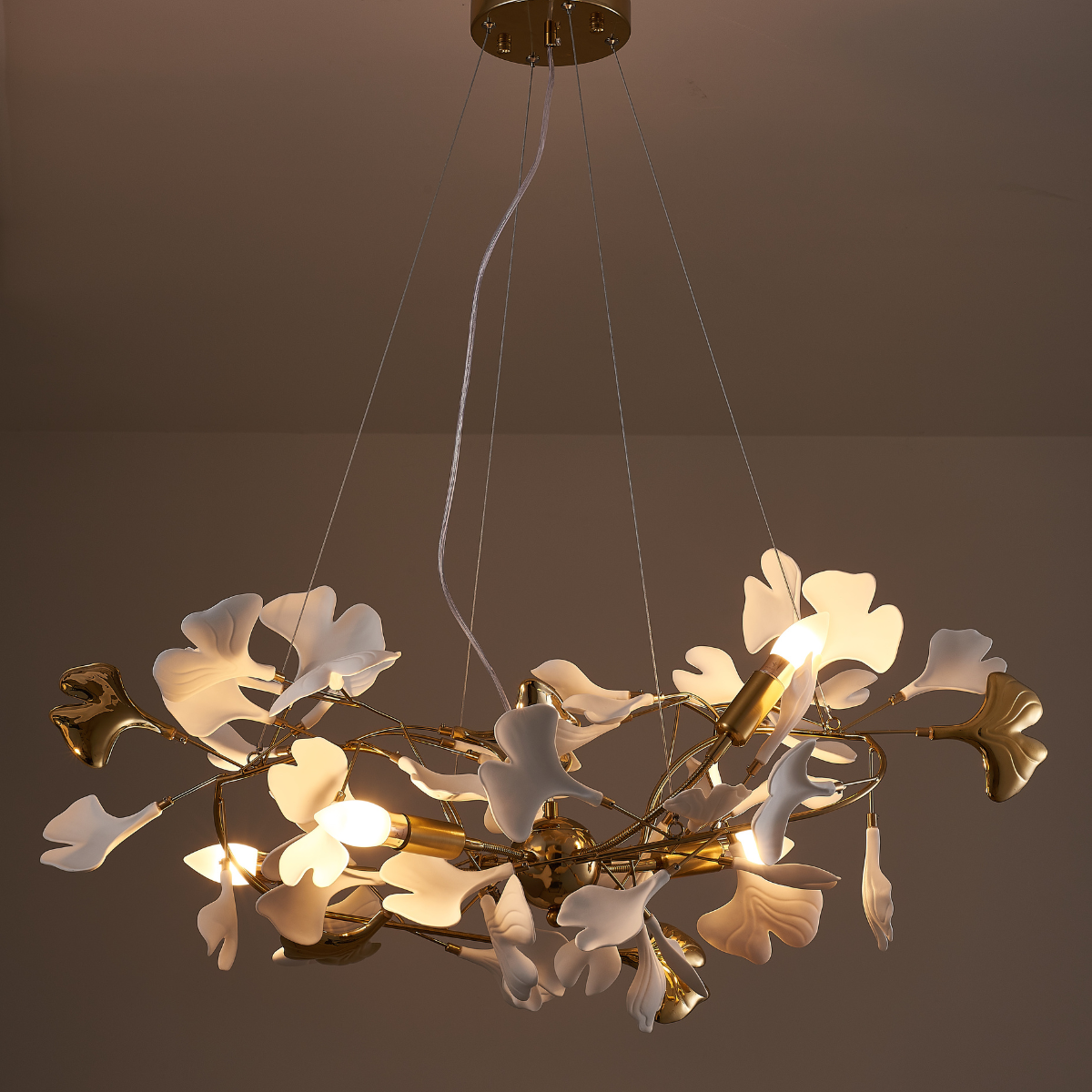 StylishLoom | Ginkgo Leaf LED Kroonluchters Goud/Wit Metaal/Keramiek Slaap/Eetkamer/Woonkamer