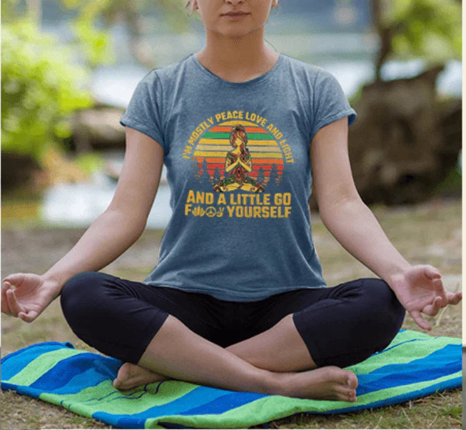 ZenithStyle - Ik ben meestal Vrede, Liefde en Licht en een beetje Go Yoga T-Shirt